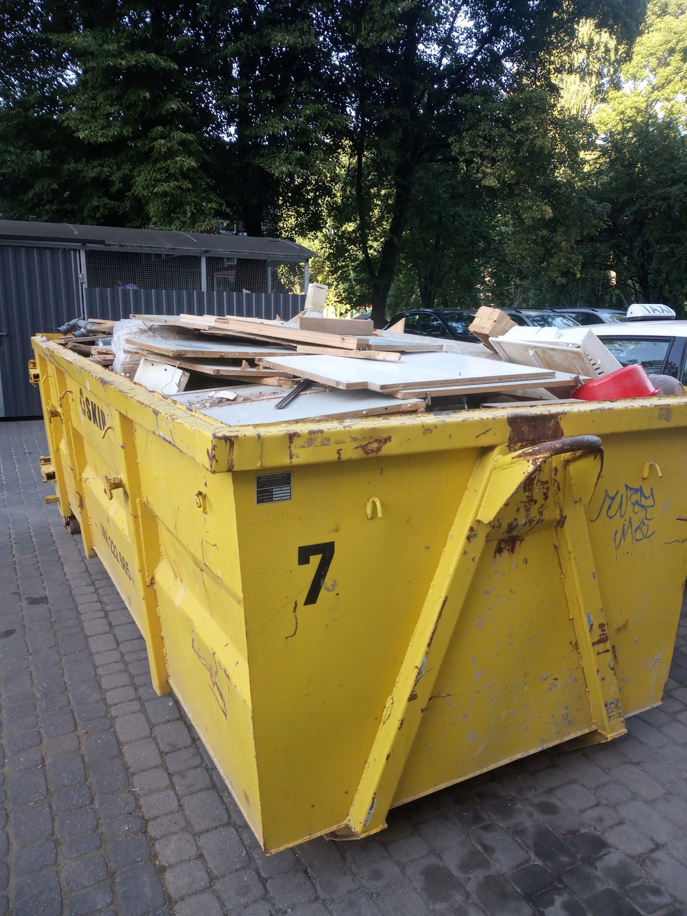 Kontener z gruzem i elementami demontażu wywożony z remontowanego mieszkania